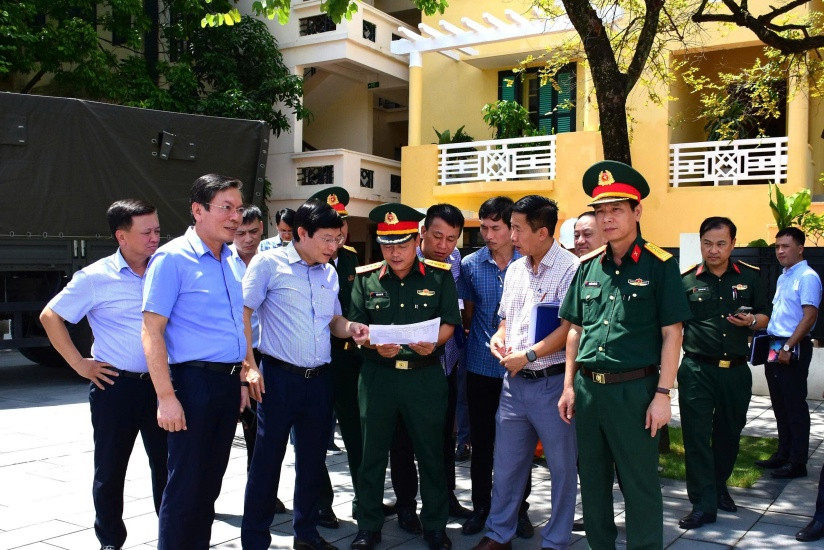 Không chỉ có sự vào cuộc của đội ngũ công nhân hiện trường, lãnh đạo EVNHANOI cũng trực tiếp bám sát, phối hợp với các đơn vị chức năng để rà soát vận hành tại những điểm trọng (Phối hợp cùng Bộ Tư lệnh Lăng Chủ tịch Hồ Chí Minh)