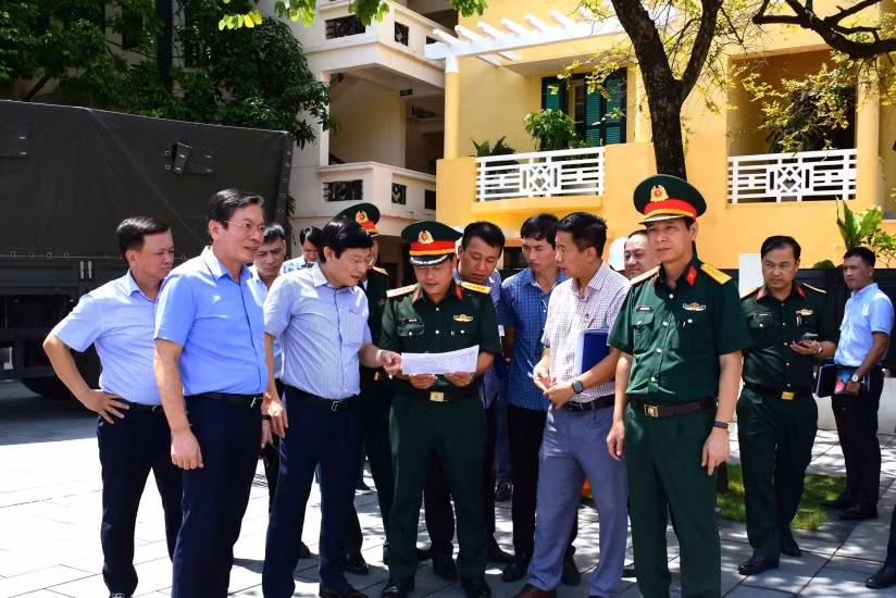 Không chỉ có sự vào cuộc của đội ngũ công nhân hiện trường, lãnh đạo EVNHANOI cũng trực tiếp bám sát, phối hợp với các đơn vị chức năng để rà soát vận hành tại những điểm trọng (Phối hợp cùng Bộ Tư lệnh Lăng Chủ tịch Hồ Chí Minh)