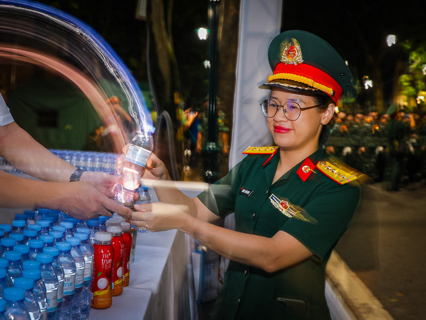 Không chỉ các chiến sĩ tham gia diễu binh, diễu hành, mà cả lực lượng chức năng làm nhiệm vụ tại đại lễ A80 cũng cần tiếp sức, bổ sung dinh dưỡng. Trong những ngày trọng đại này, ai cũng tập trung cao độ, căng mình làm việc 14-16 tiếng/ngày.