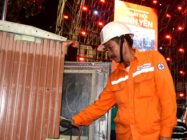 Bất kể ngày hay đêm, họ túc trực 24/24h ở từng địa điểm, bảo đảm dòng điện luôn thông suốt để ánh sáng sân khấu rực rỡ đúng giờ, trọn vẹn cảm xúc (Chương trình Ngày hội bình yên - hồ Hoàn Kiếm)