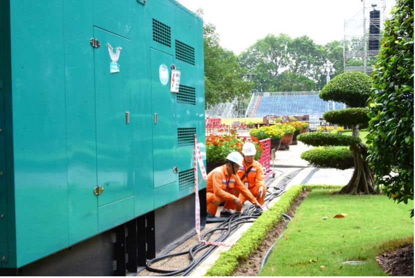 Công nhân EVNHANOI kiểm tra thiết bị điện tại Quảng trường Ba Đình