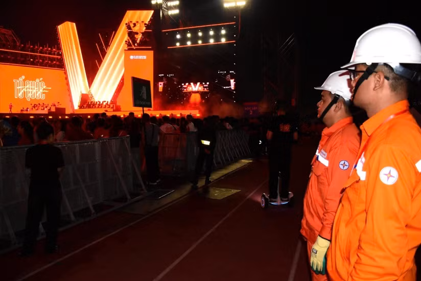 Không khí sôi động tại các chương trình nghệ thuật, thể thao chào mừng Đại lễ luôn có sự hiện diện thầm lặng của những người thợ điện (Concert Quốc gia - Sân vận động Mỹ Đình)