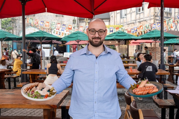 “Sự tỉ mỉ và chú ý đến từng chi tiết của khu du lịch đã tạo nên sức hấp dẫn đặc biệt cho xúc xích Bà Nà” - Chuyên gia ẩm thực Gregor J. Brennecke chia sẻ. “Sự tỉ mỉ và chú ý đến từng chi tiết của khu du lịch đã tạo nên sức hấp dẫn đặc biệt cho xúc xích Bà Nà” - Chuyên gia ẩm thực Gregor J. Brennecke chia sẻ.