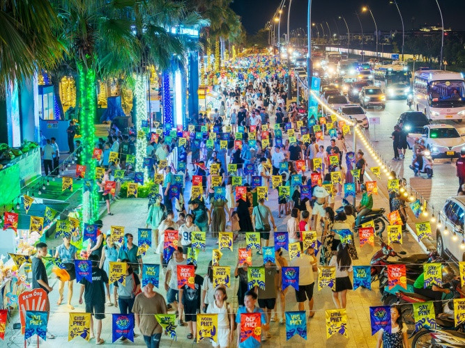 Chợ đêm VUI-Fest góp phần tạo không khí sôi động về đêm cho Bãi Cháy và Sun Elite City. Ảnh: AD