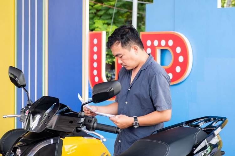 Anh Lê Long (TP.HCM) cho rằng, chuỗi sự kiện của VinFast giúp người dùng dễ dàng xử lý xe máy xăng cũ, lên đời xe máy điện