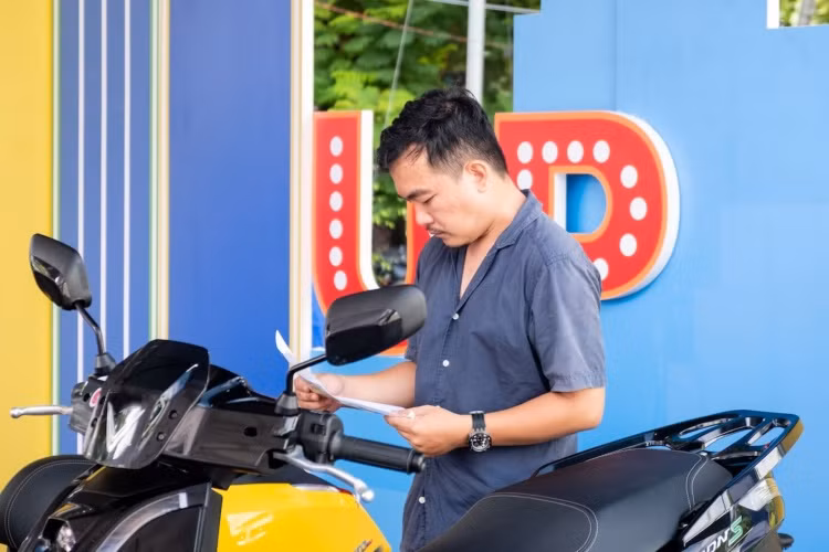 Anh Lê Long (TP.HCM) cho rằng, chuỗi sự kiện của VinFast giúp người dùng dễ dàng xử lý xe máy xăng cũ, lên đời xe máy điện