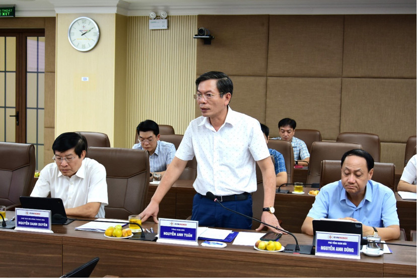 Đồng chí Nguyễn Anh Tuấn - Tổng Giám đốc EVNHANOI báo cáo tại buổi làm việc