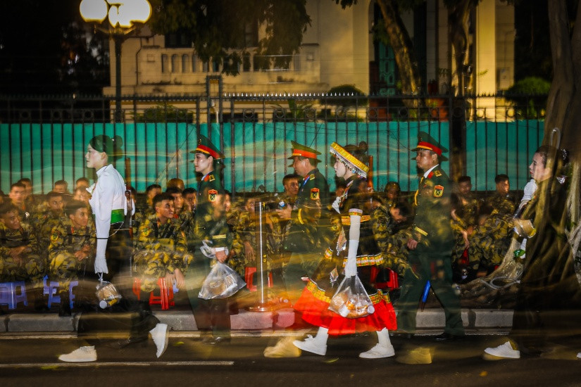 Bắt đầu từ khoảng 2h30 sáng, các khối diễu hành, diễu binh lần lượt đến vị trí tập kết để chuẩn bị cho tổng duyệt. Hơn 40.000 chiến sĩ nườm nượp di chuyển về vị trí.