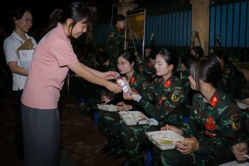 Vì thời gian không có nhiều, nên lực lượng tiếp sức tranh thủ mang nước, sữa tươi tới các vị trí tập kết để phục vụ các khối.