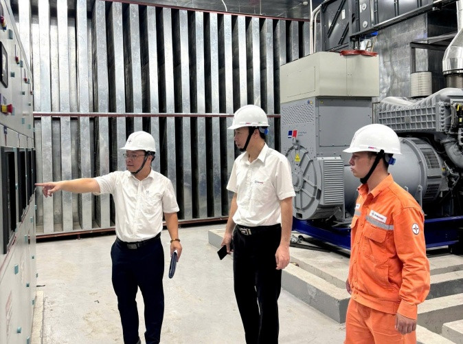 Cán bộ công nhân viên EVNHANOI kiểm tra thiết bị vận hành tại Trung tâm Hội chợ triển lãm quốc gia