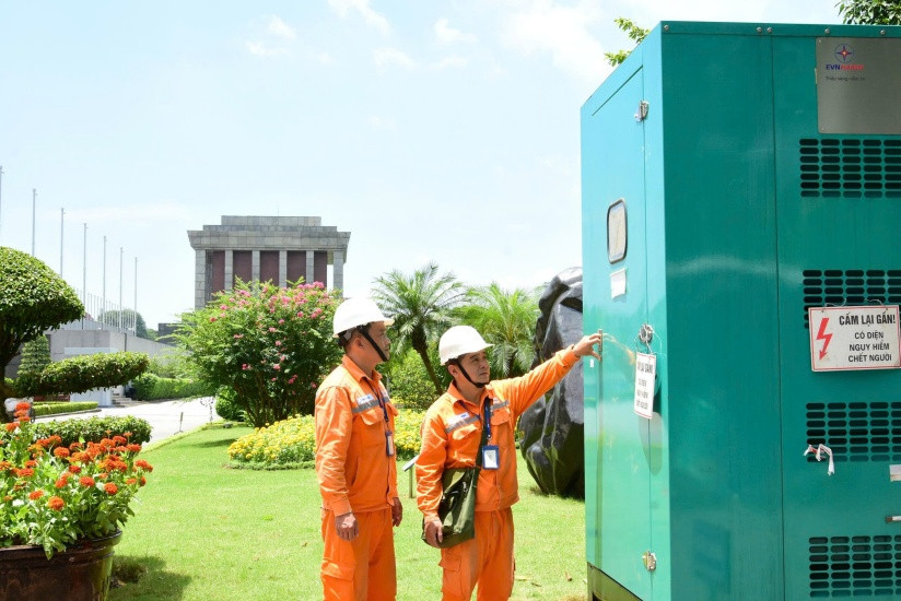 Tại vị trí Quảng trường Ba Đình - nơi diễn ra đại lễ, những người thợ điện EVNHANOI lặng lẽ có mặt từ sớm