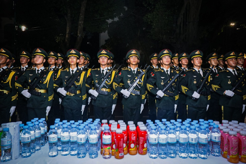 Ngoài các chiến sĩ Việt Nam, các khối quân đội của Nga, Trung Quốc, Campuchia, Lào cũng tham gia tổng duyệt. Trong ảnh là 120 quân nhân đoàn Quân Giải phóng Nhân dân Trung Quốc đi đội hình, đội ngũ tới trạm tiếp nước.