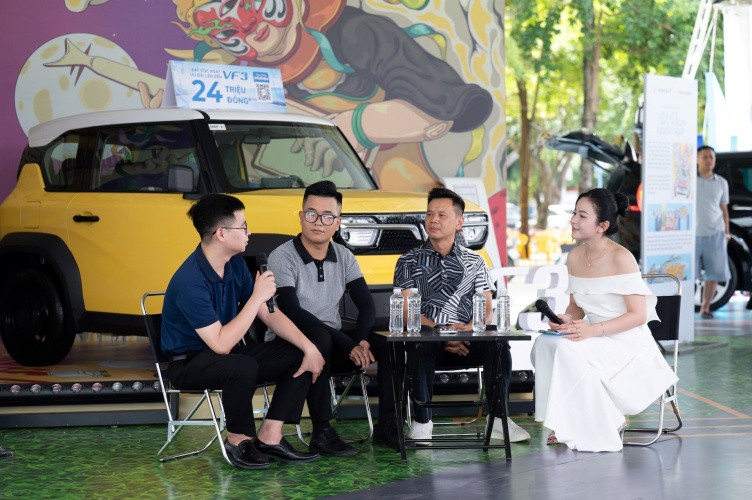 Người dân được tham gia talkshow về xe điện với sự góp mặt của nhiều KOL quen thuộc trong ngành.