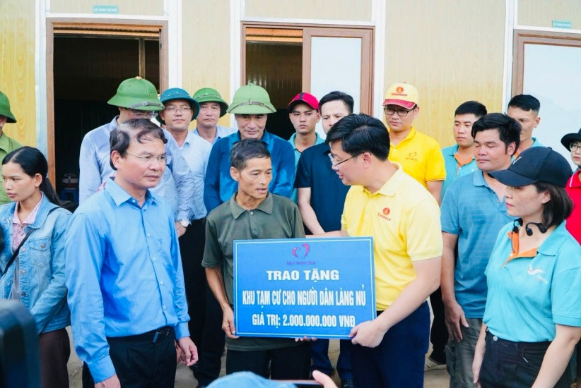 Đại diện Quỹ Thiện Tâm trao biển tượng trưng tặng khu nhà tạm ổn định cuộc sống cho bà con làng Nủ sau thảm họa do bão Yagi năm 2024