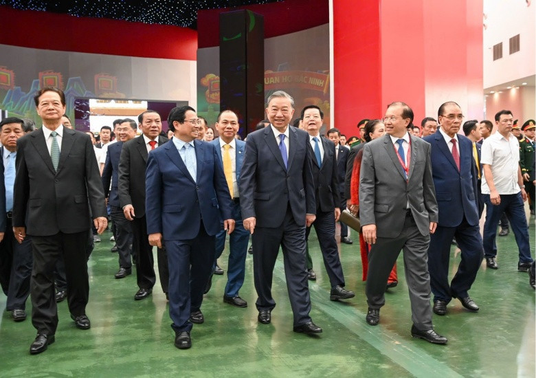 Lãnh đạo Đảng, Nhà nước, Chính phủ và các đại biểu tham quan Triển lãm 80 Hành trình Độc lập - Tự do - Hạnh phúc trong ngày khai mạc