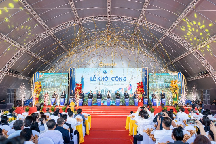 Các đại biểu thực hiện nghi thức khởi công dự án Da Nang Downtown