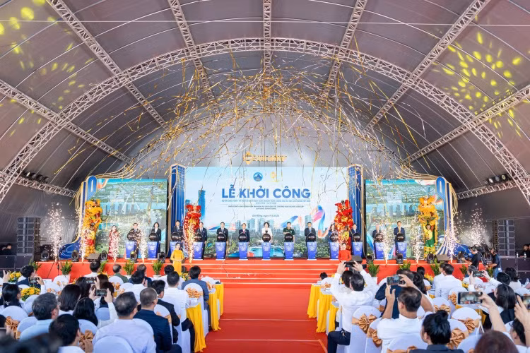 Các đại biểu thực hiện nghi thức khởi công dự án Da Nang Downtown