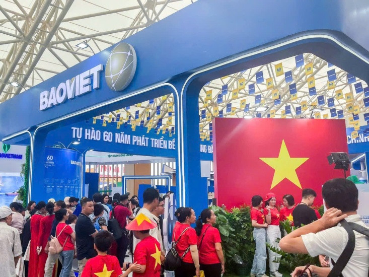 Hoạt động &quot;check-in cùng lá cờ Tổ quốc&quot;