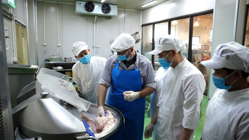 Chuyên gia ẩm thực Gregor J. Brennecke hướng dẫn và đào tạo cho CBNV Sun World Ba Na tại xưởng xúc xích Chuyên gia ẩm thực Gregor J. Brennecke hướng dẫn và đào tạo cho CBNV Sun World Ba Na tại xưởng xúc xích