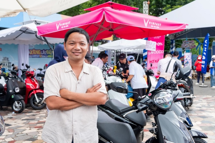 Anh Võ Thanh Hiệp ấn tượng với khả năng tăng tốc và sự êm ái của xe máy điện VinFast