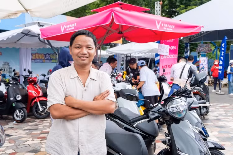 Anh Võ Thanh Hiệp ấn tượng với khả năng tăng tốc và sự êm ái của xe máy điện VinFast