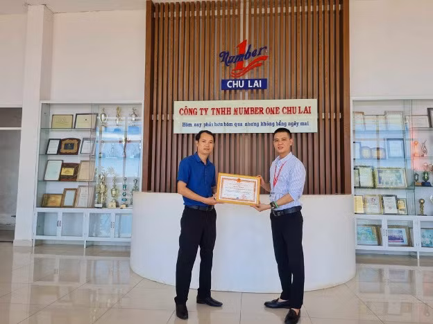 Bảo hiểm xã hội Việt Nam trao bằng khen cho Nhà máy Number One Chu Lai Bảo hiểm xã hội Việt Nam trao bằng khen cho Nhà máy Number One Chu Lai