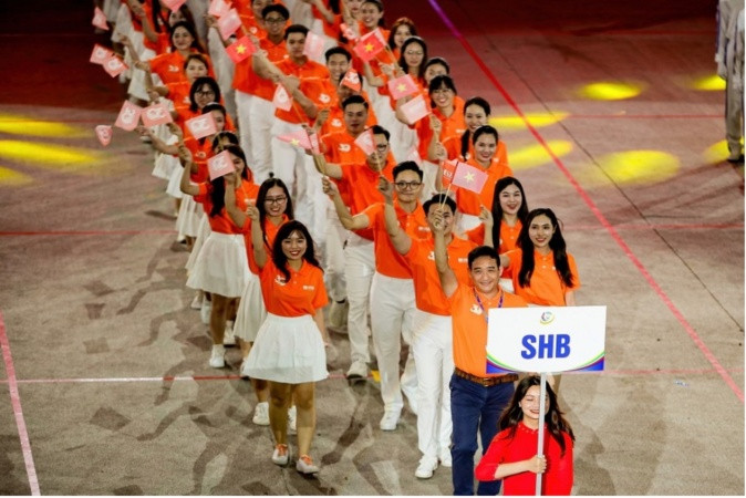 Đoàn diễu hành SHB rực rỡ sắc cam cùng những nụ cười rạng rỡ tại Lễ khai mạc Đoàn diễu hành SHB rực rỡ sắc cam cùng những nụ cười rạng rỡ tại Lễ khai mạc