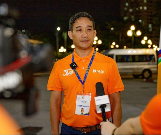 Ông Nguyễn Huy Tài - Phó TGĐ kiêm Trưởng đoàn thể thao SHB chia sẻ quyết tâm và tinh thần thi đấu hết mình của người SHB Ông Nguyễn Huy Tài - Phó TGĐ kiêm Trưởng đoàn thể thao SHB chia sẻ quyết tâm và tinh thần thi đấu hết mình của người SHB