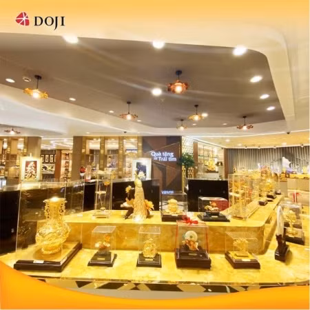 Với diện tích gần 500m2 và tọa lạc tại tòa nhà DOJI – Tòa nhà hình viên kim cương lớn nhất châu Á, Trung tâm quà tặng Kim Bảo Phúc là một trong những trung tâm quà tặng vàng lớn nhất Việt Nam.