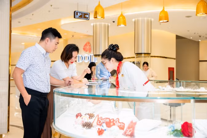 Giáng sinh không chỉ là dịp để mọi người “flex” những khoảnh khắc ngọt ngào mà còn là cơ hội để bạn tự thưởng cho bản thân và gửi trao tới người yêu thương những món quà đặc biệt. Quà tặng trang sức DOJI lung linh như trang sức kim cương, vàng 24K, đá màu hay ECZ là một gợi ý thú vị dành cho bạn với những ưu đãi hấp dẫn tại DOJI trên toàn quốc.