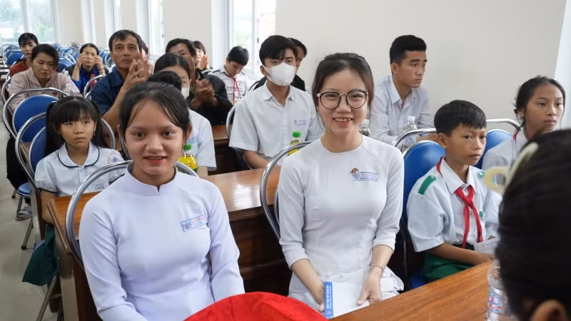 150 phần học bổng, mỗi phần trị giá 2 triệu đồng tiền mặt đã được công ty Tân Hiệp Phát cùng quý thày cô trao tận tay các em học sinh có hoàn cảnh khó khăn tại 2 huyện Núi Thành và Tiên Phước 150 phần học bổng, mỗi phần trị giá 2 triệu đồng tiền mặt đã được công ty Tân Hiệp Phát cùng quý thày cô trao tận tay các em học sinh có hoàn cảnh khó khăn tại 2 huyện Núi Thành và Tiên Phước