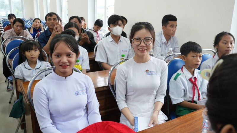 150 phần học bổng, mỗi phần trị giá 2 triệu đồng tiền mặt đã được công ty Tân Hiệp Phát cùng quý thày cô trao tận tay các em học sinh có hoàn cảnh khó khăn tại 2 huyện Núi Thành và Tiên Phước 150 phần học bổng, mỗi phần trị giá 2 triệu đồng tiền mặt đã được công ty Tân Hiệp Phát cùng quý thày cô trao tận tay các em học sinh có hoàn cảnh khó khăn tại 2 huyện Núi Thành và Tiên Phước