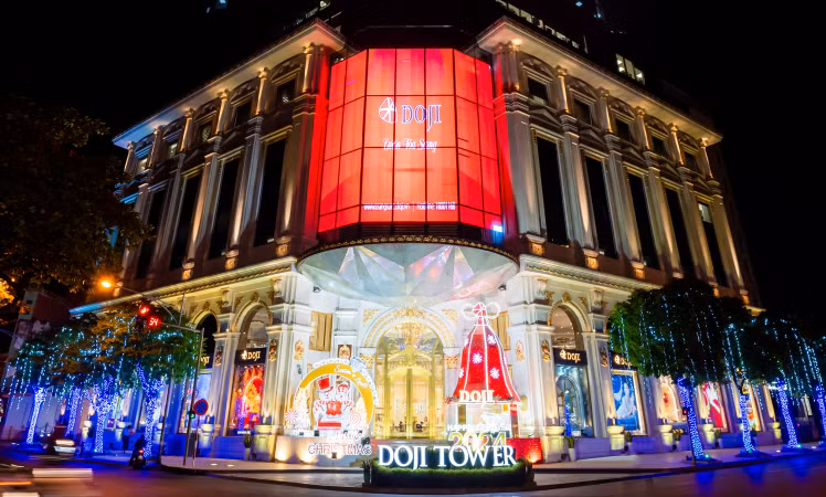 “Mùa yêu thương” – “Season of love” Giáng sinh lung linh kỳ ảo tạo DOJI Tower (Hà Nội)