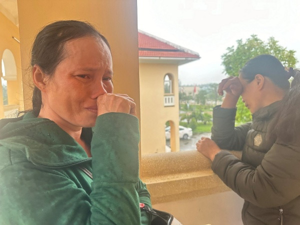 Chị Đỗ Thị Thanh Thủy xúc động khi kể về hoàn cảnh gia đình mà 4 mẹ con chị phải gánh chịu Chị Đỗ Thị Thanh Thủy xúc động khi kể về hoàn cảnh gia đình mà 4 mẹ con chị phải gánh chịu