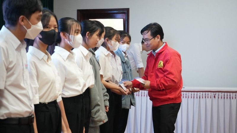 Đại diện Công ty Tân Hiệp Phát, ông Huỳnh Quang Trung – Giám đốc nhà máy Number One Chu Lai bày tỏ niềm vui và khâm phục tinh thần hiếu học, sự nỗ lực vươn lên của những người con xứ Quảng Đại diện Công ty Tân Hiệp Phát, ông Huỳnh Quang Trung – Giám đốc nhà máy Number One Chu Lai bày tỏ niềm vui và khâm phục tinh thần hiếu học, sự nỗ lực vươn lên của những người con xứ Quảng