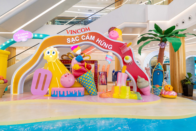 Bật công tắc “mát lịm" khi chụp ảnh tại TTTM bên biển hồ Vincom Mega Mall Ocean Park