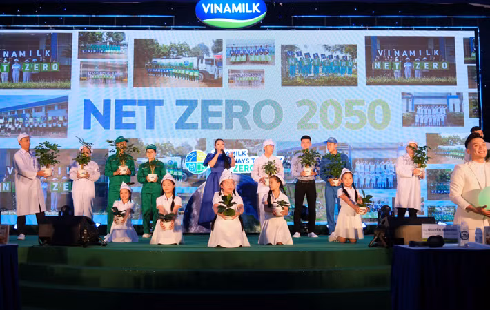 Các nhân viên nhà máy và trang trại cùng tham gia tiết mục biểu diễn bài hat Heal the world với các em thiếu nhi, thể hiện sự đồng lòng cho mục tiêu Net Zero vì một trái đất tươi đẹp, bền vững hơn.