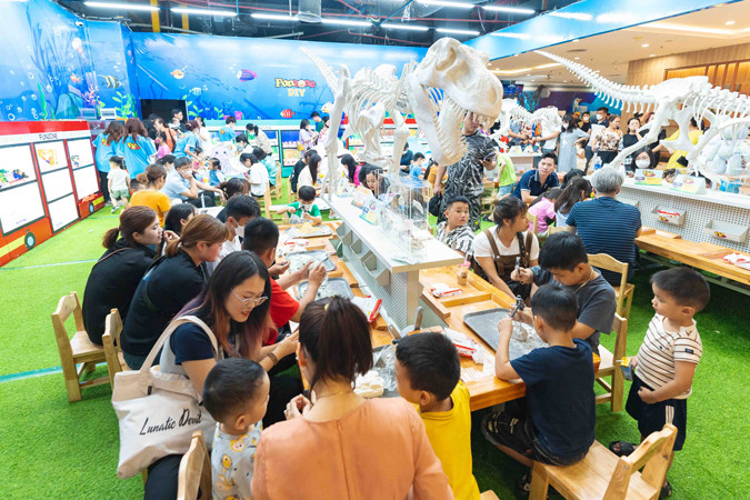 Ba mẹ cùng con khám phá các hoạt động thể chất hấp dẫn tại các tổ hợp vui chơi giáo trí đặc biệt trong mùa hè này. Ba mẹ cùng con khám phá các hoạt động thể chất hấp dẫn tại các tổ hợp vui chơi giáo trí đặc biệt trong mùa hè này.