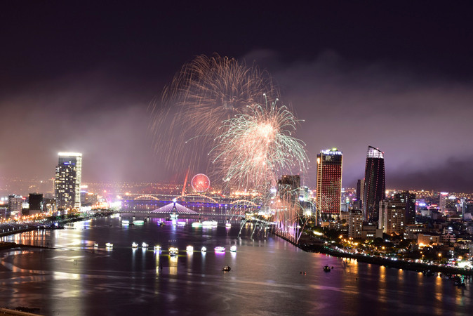 Thành phố Đà Nẵng rực rỡ sắc màu về đêm