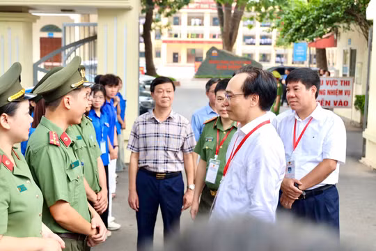 Công an đang xác minh trường hợp thí sinh dùng điện thoại nhờ AI giải đề