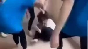 Nữ sinh bị đánh hội đồng trước sự chứng kiến, cổ vũ của nhóm học sinh trong trường