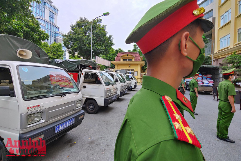 Lực lượng Công an các phường chờ lấy nhu yếu phẩm về chuyển tận tay người khó khăn Lực lượng Công an các phường chờ lấy nhu yếu phẩm về chuyển tận tay người khó khăn