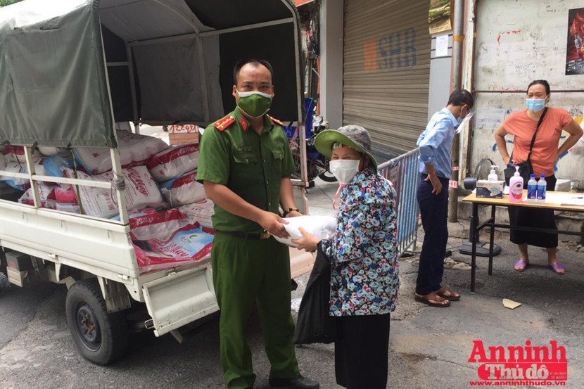Cư dân xóm chạy thận ở Lê Thanh Nghị, Hai Bà Trưng phấn khởi nhận sự hỗ trợ từ lực lượng Công an Thủ đô Cư dân xóm chạy thận ở Lê Thanh Nghị, Hai Bà Trưng phấn khởi nhận sự hỗ trợ từ lực lượng Công an Thủ đô