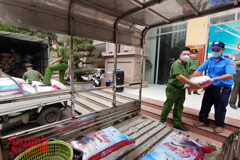 Thời gian qua, các đơn vị của CATP cũng liên tục vận động, quyên góp ủng hộ đồng bào khó khăn, chi viện các tỉnh là điểm nóng Covid-19 Thời gian qua, các đơn vị của CATP cũng liên tục vận động, quyên góp ủng hộ đồng bào khó khăn, chi viện các tỉnh là điểm nóng Covid-19