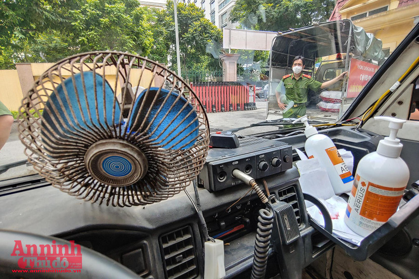 Những chiếc quạt cũ là "vũ khí" chống nóng trên xe của các chiến sỹ công an cơ sở khi ứng trực các chốt kiểm soát phòng ngừa Covid-19 Những chiếc quạt cũ là "vũ khí" chống nóng trên xe của các chiến sỹ công an cơ sở khi ứng trực các chốt kiểm soát phòng ngừa Covid-19
