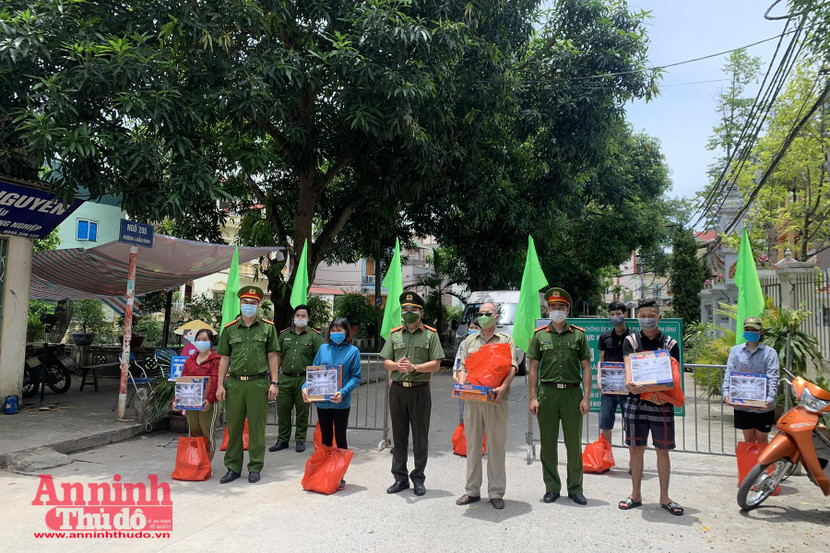 Tặng thực phẩm hỗ trợ người dân khó khăn ở phường Xuân Đình, quận Bắc Từ Liêm Tặng thực phẩm hỗ trợ người dân khó khăn ở phường Xuân Đình, quận Bắc Từ Liêm