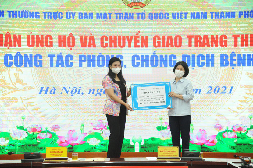 Ủy ban Mặt trận Tổ quốc Việt Nam TP Hà Nội chuyển giao ngay những thiết bị y tế cho Sở Y tế