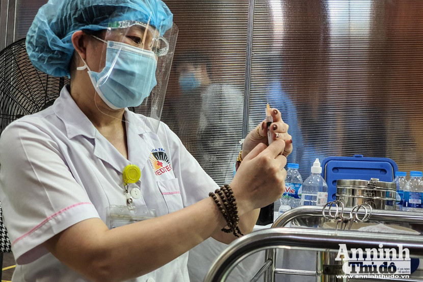 Chủ tịch UBND TP Hà Nội yêu cầu các đơn vị vaccine về đến đâu phải tiêm hết ngay đến đó Chủ tịch UBND TP Hà Nội yêu cầu các đơn vị vaccine về đến đâu phải tiêm hết ngay đến đó