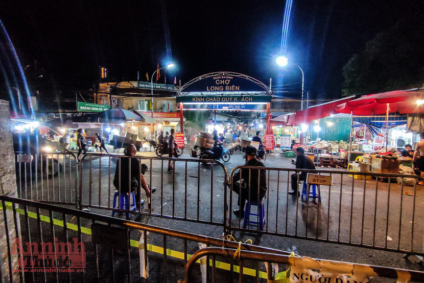Từ chiều 1/8, lực lượng chức năng đã rào chắn phần cửa khẩu để hạn chế phương tiện như xe tải to vào chợ