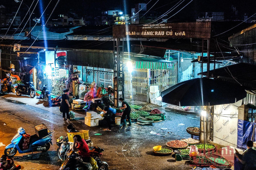 Khu vực ngành hàng rau củ quả vẫn hoạt động bình thường vào tối 1/8